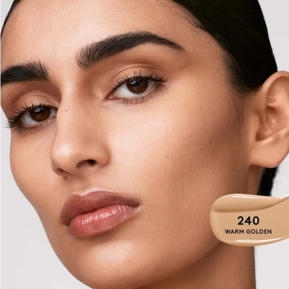 Nwt SOFT'LIT NATURALLY LUMINOUS LONGWEAR FOUNDATION - 240